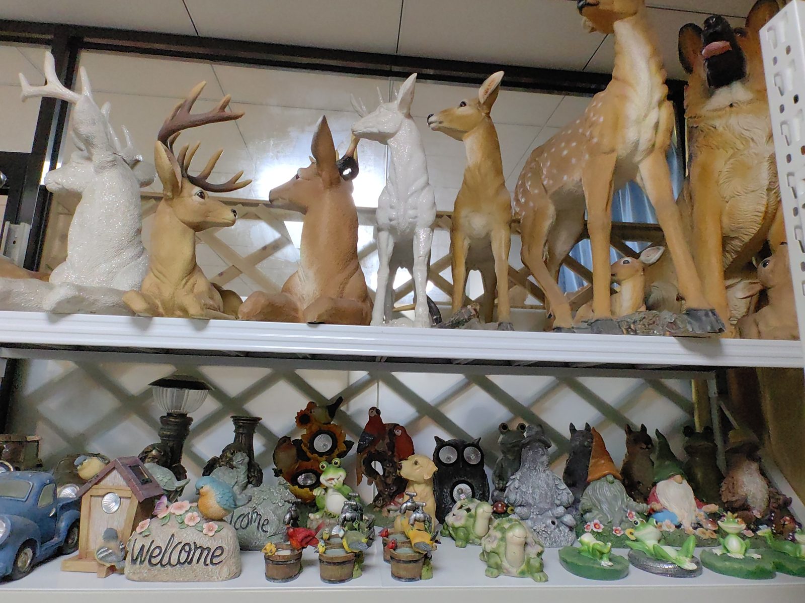 Hand-painted resin craft product by Xinyang Crafts